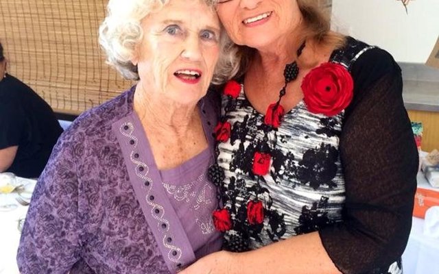 Marie Uys en Annatjie Liebenberg tydens die verrassingspartytjie